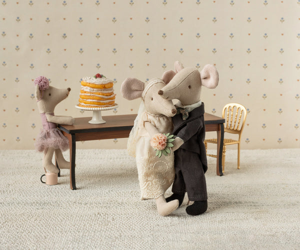 Ratoncitos recién casados - novia y novio en caja 2026