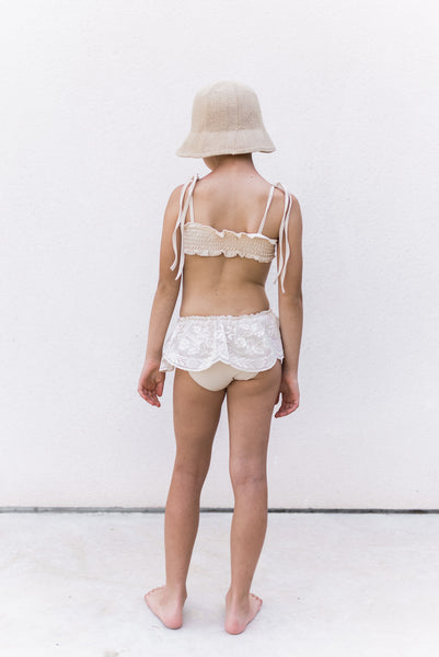 Bikini lycra con volante de encaje de bolillo- beige - Miss Coppelia